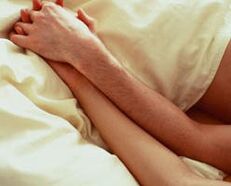 ruce během intimity a výtoku z penisu